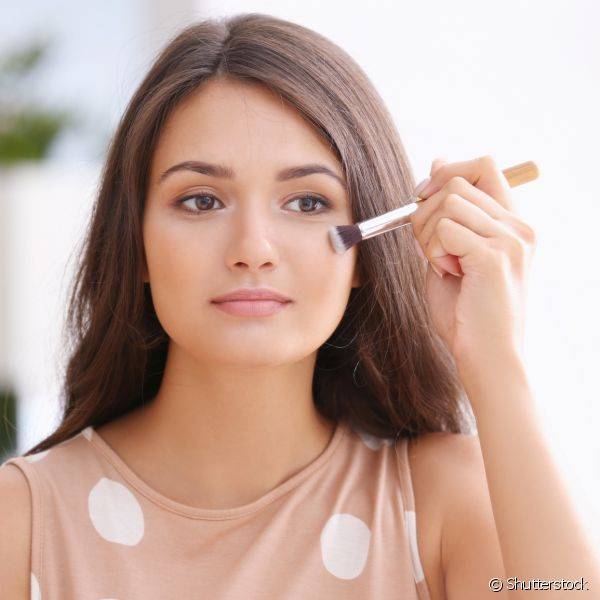Bases e corretivos de maquiagem podem sair com sab?o neutro ou detergente (Foto: Shutterstock)